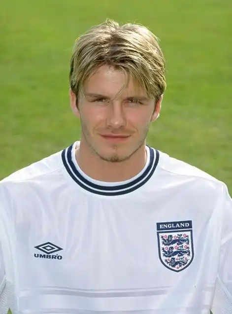 小贝旧照公开,皮肤白皙,五官精致,网友:他才是足球界顶级美男