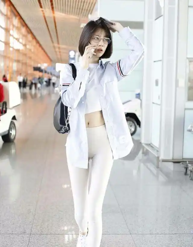 李溪芮是有多自信穿着白色紧身裤就出门这个腿看着真是尴尬