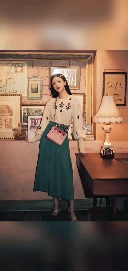 秋日穿搭#明星2021新款时尚ouverture花卉刺绣花朵绣花灯笼袖毛衣