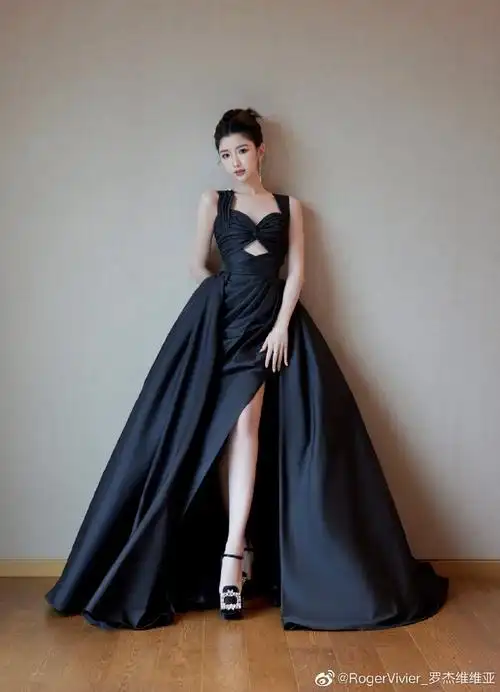 vivier2021春夏系列#@毛晓彤搭配broche vivier 凡尔赛钻扣高跟凉鞋