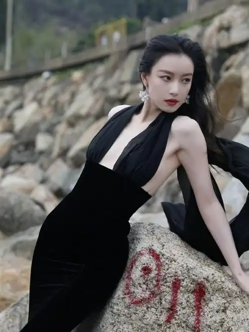 星光大赏红毯##倪妮 寒风中摇曳的黑玫瑰