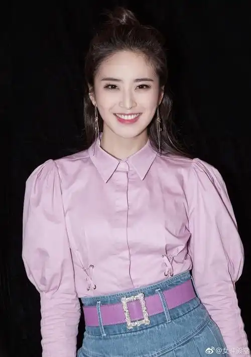 美女主持人刘烨大片,她把衬衣驾驭的太美了,成熟迷人的气质,美到让人