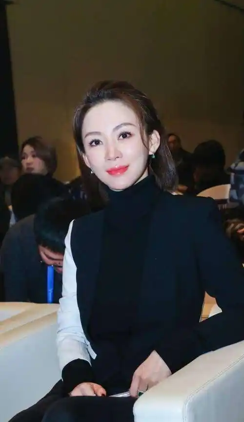 33岁丁俊晖结婚生子,绯闻女友潘晓婷至今单身,球迷:确实配不上_台球