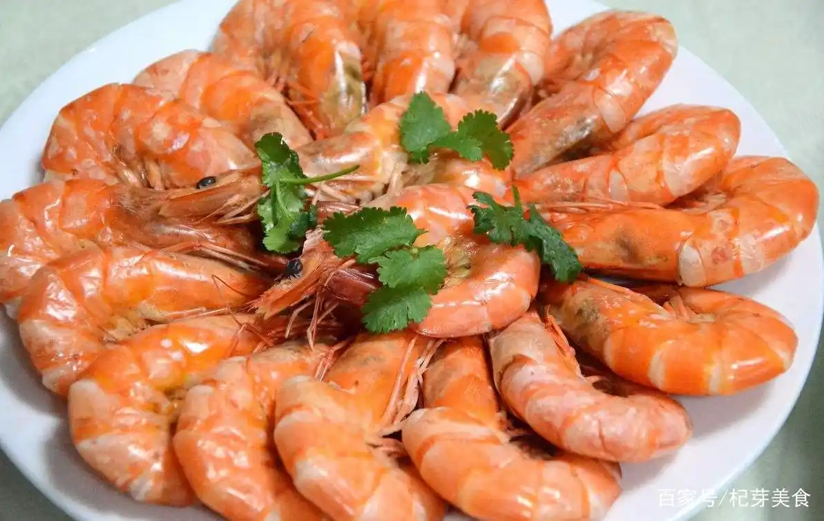 水煮大虾时,不要直接下锅煮,煮之前多加一步,大虾鲜嫩不腥