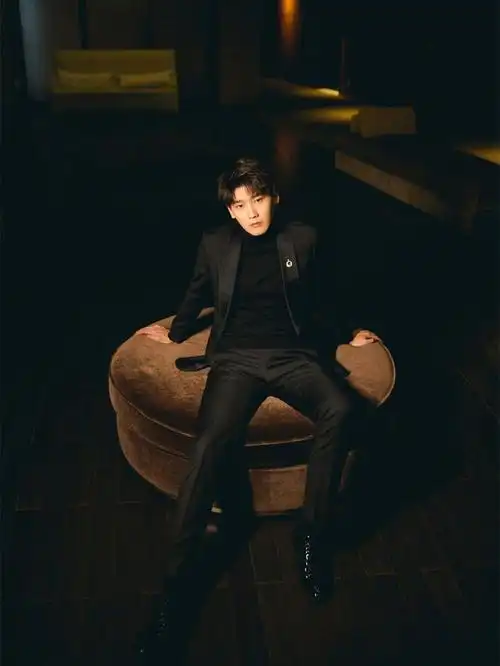 邢昭林还在胸前别了一个小小的胸针,这一身黑色look真是太霸气了,喜欢