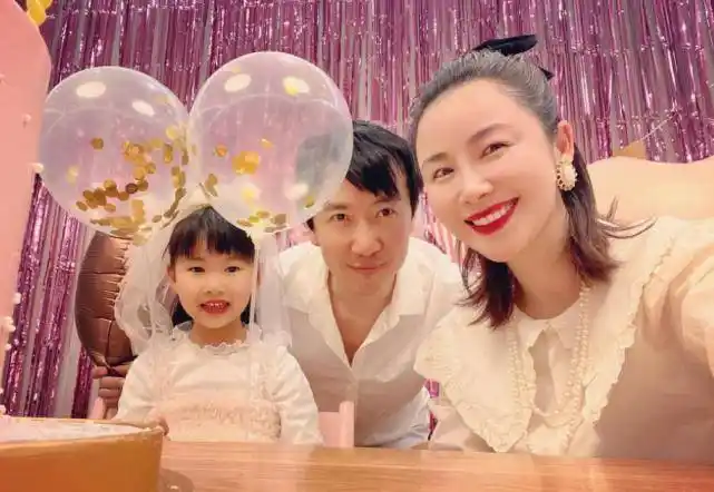 梅婷前夫鄢颇与妻女庆生,被赞是好老公,女儿眉眼像妈妈很漂亮_李呈媛