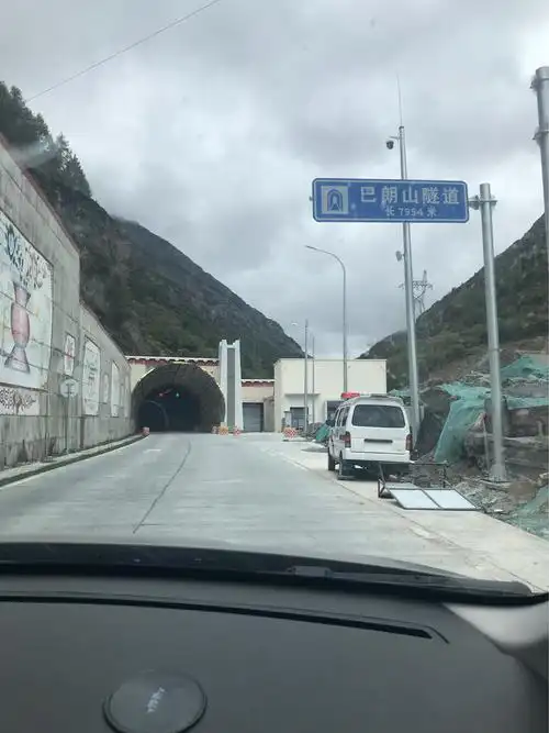 这是巴朗山隧道,全长8公里多,是它使得我们返程的时间缩短到了六个