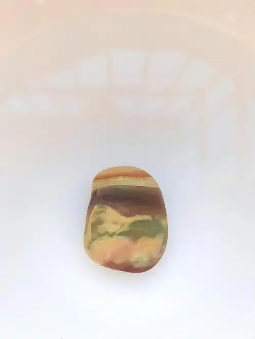 这些漂亮的石头叫做雨花石,湖北宜昌有很多,男女老少都爱捡