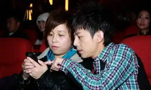 这个捧红李宇春张杰华晨宇肖战的女人,与何炅李维嘉还有这层关系_丹妮