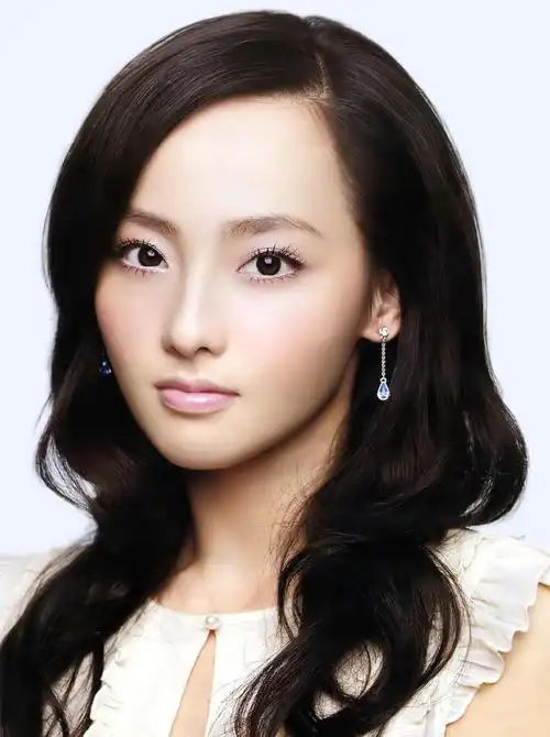 吹弹即破的肌肤 摄人心魄的凤眼——张嘉倪