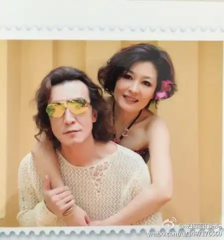 李咏哈文结婚22年 情侣装出行如新婚燕尔