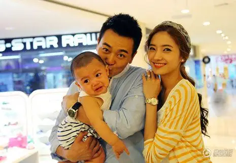 吴樾电视剧中一家三口的剧照