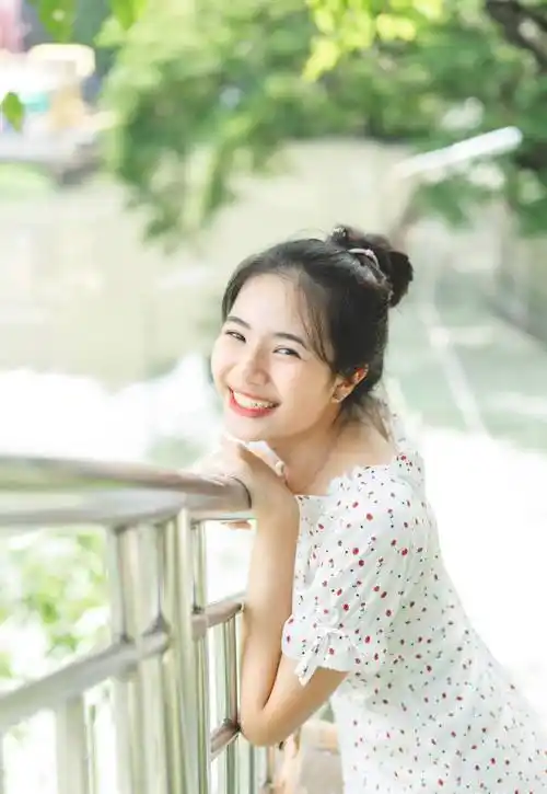 身穿甜美连衣裙的国外女生,灿烂阳光的笑容,青春洋溢很迷人_裙装_少女