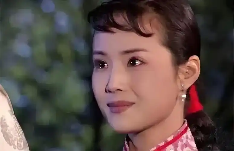 演员茹萍是典型的中国古典美人,长相端庄大气
