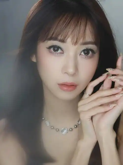 浅尝夏日小烟熏妆容