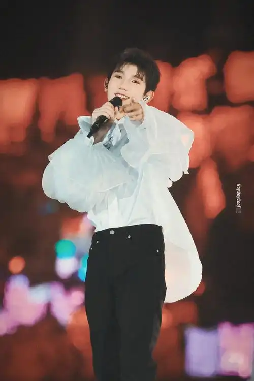 小天使扇扇翅膀准备随机降落在一个小汤圆的家里,会是谁呢#王源23岁且