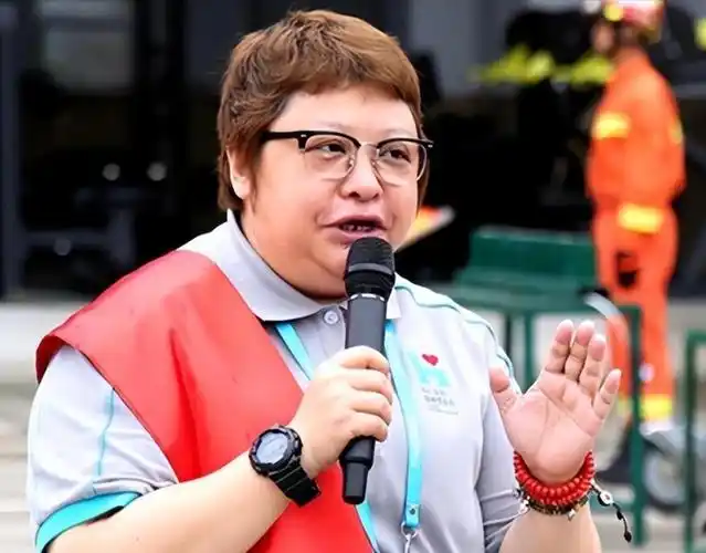 回顾韩红的母亲雍西女儿52岁仍未婚单身让她纠结心痛