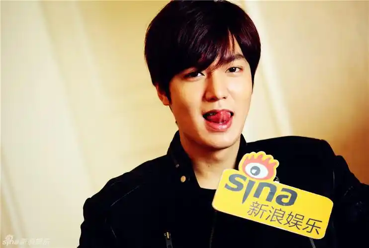 欧巴的标准笑容:下不露齿,上露八颗!