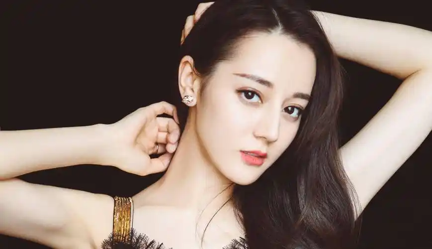 迪丽热巴经过多年的努力,终于成为一线女星,超高的颜值,逆天的大长腿