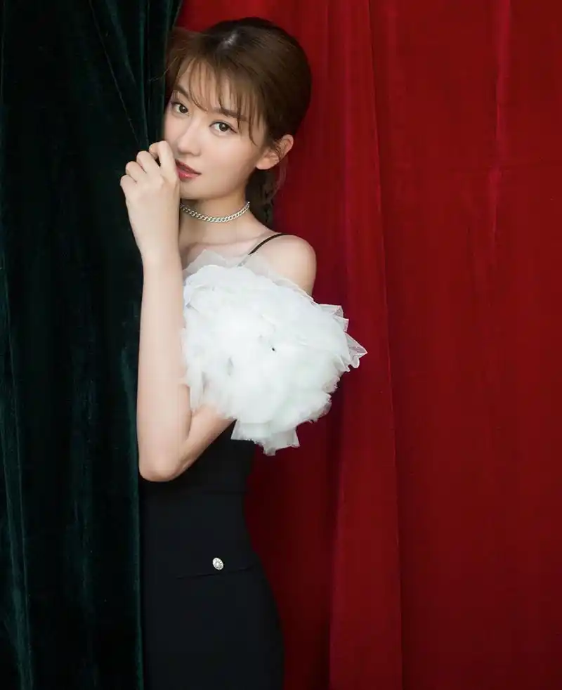 乔欣吊带裙出席活动,网友:羡慕年纪轻轻就有自己的"飞机场"!