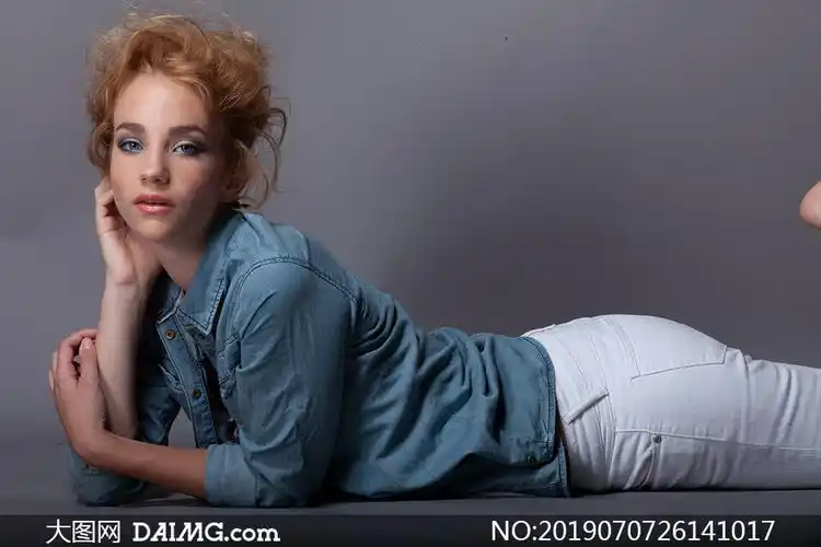 卷发美女人物室内棚拍摄影高清原片_大图网图片素材