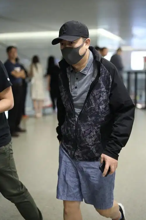 张嘉译这样的男人太有魅力虽然年纪大但依旧很有味道