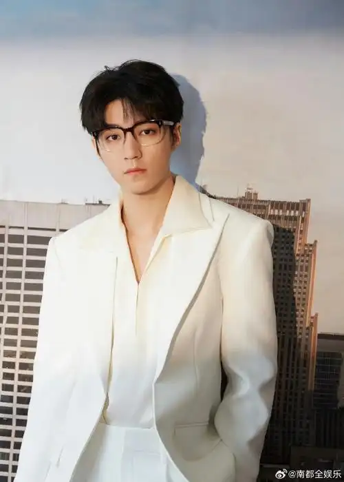 王俊凯透露演唱会会开的#今日,王俊凯全身白衣造型现身活动现场,一如