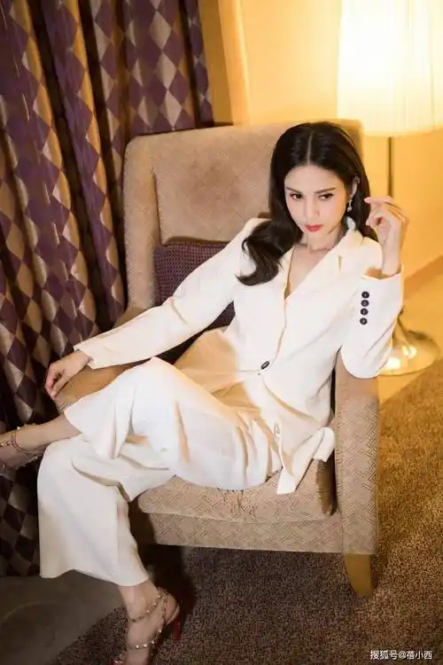 李若彤给我们证明了女人的美是不会因为年龄的增长而消散的,反而只要