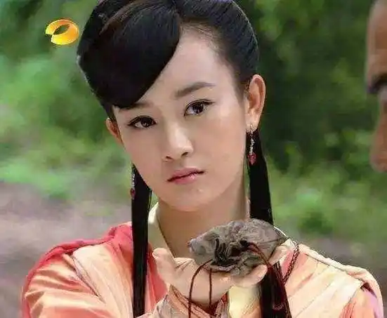 张檬以前也是古装女神啊,看她跟陈紫函同框,张檬带个俏皮帽子,一头