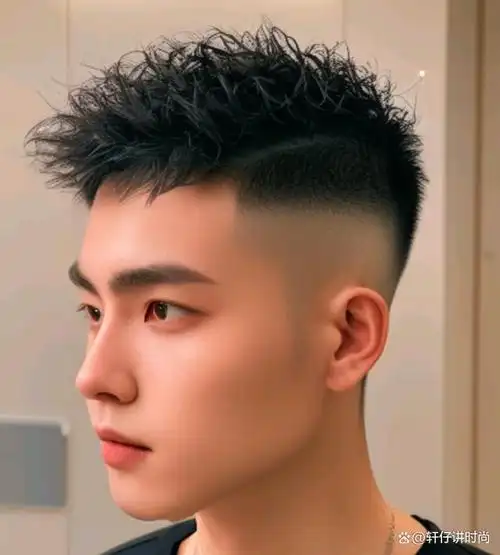 男士发型新潮流:两侧铲短发型是否适合每个人?