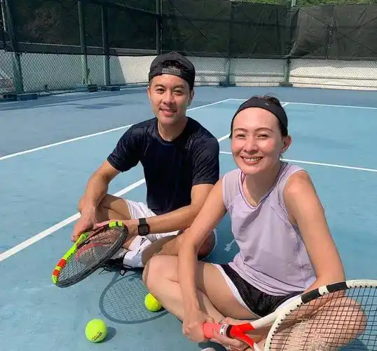 梁汉文妻子罕露面,甜蜜秀恩爱却被嘲似母子,曾抗癌6年至今无子_林文慧