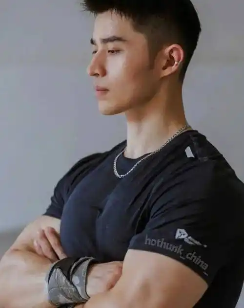 篮球场,俊朗颜值和流水手臂,不需进球引起全场欢呼_锻炼_肌肉_腹肌