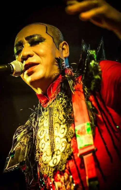 二手玫瑰有着最火爆的现场表演,以及最诡异的摇滚风格,是中国摇滚圈