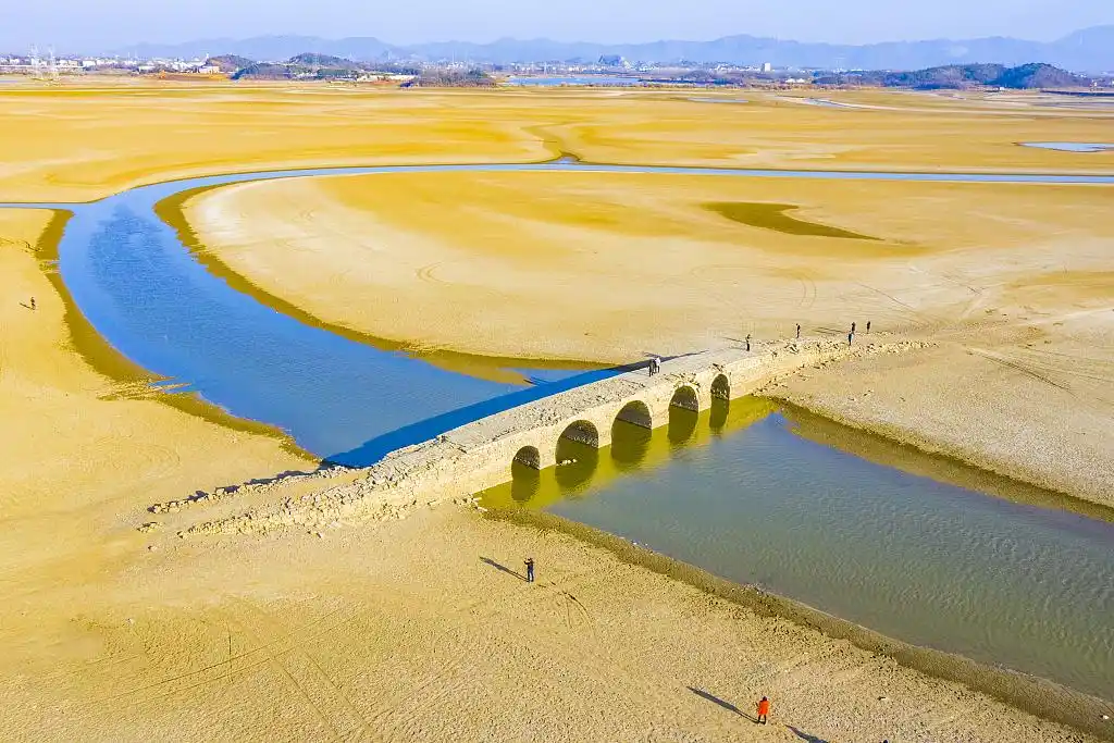 2021年1月19日,江西省九江市湖口县双钟镇鄱阳湖底的五眼桥全部露出