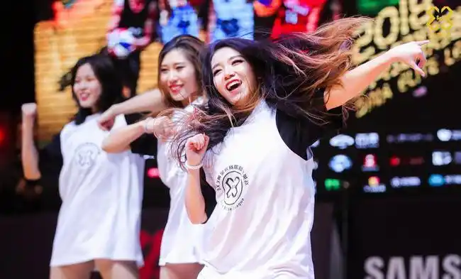 动感热舞引燃全场!精英赛火辣啦啦队表演