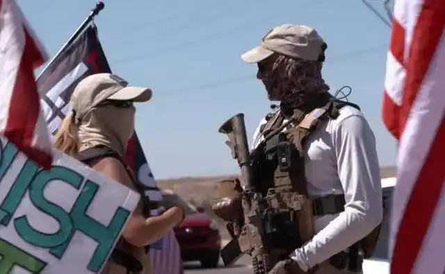 特朗普支持者抗议fbi突击搜查行动,有人手持武器.图自社交媒体