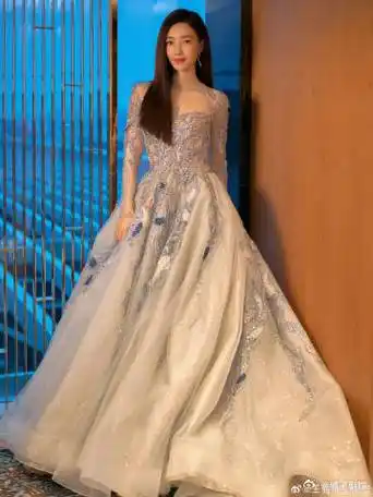 王丽坤碎砖礼服裙##王丽坤台上好亮眼