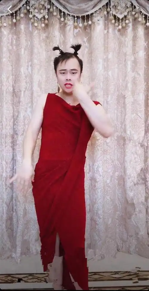 姜思达"哪吒头"红裙子撞衫网红朱莉,男人穿女装,还得看张国荣