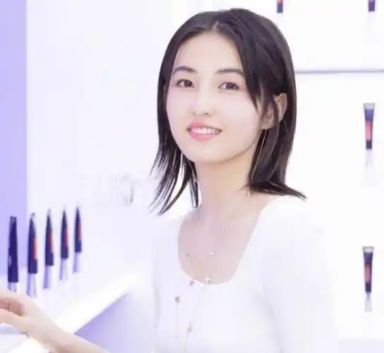 原创张子枫终于摆脱锅盖头穿白色t恤录宣传片中分短发显成熟