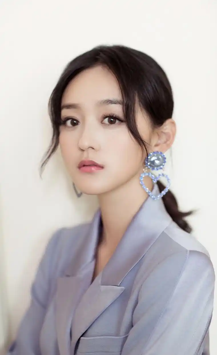 清新靓丽,这长相真的很精致——演员何泓姗