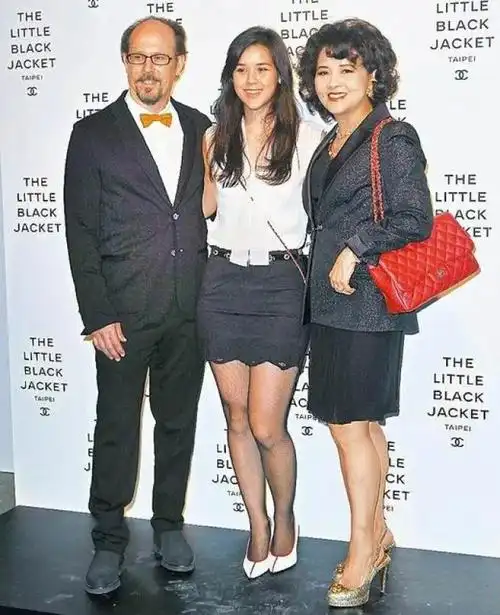 两人的介绍人正是吴育奇的姐姐吴育美(图左),也是城中著名阔太.