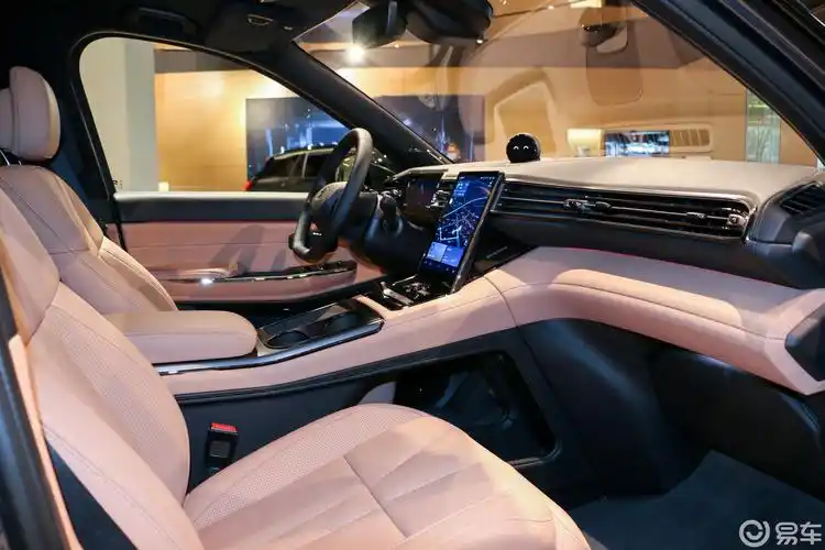 全新蔚来es8车子的内饰十分精致,在车内有家一般的感觉.