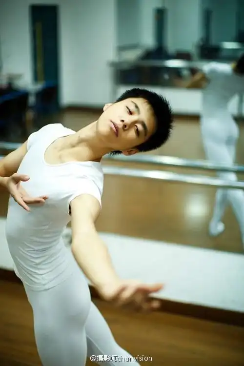 【转载】男孩天空—芭蕾少年 (摄影师:chunvision)