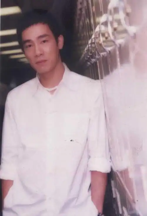 或许正是因为应采儿看到了陈小春的这组帅气照片,才对他一见倾心吧!