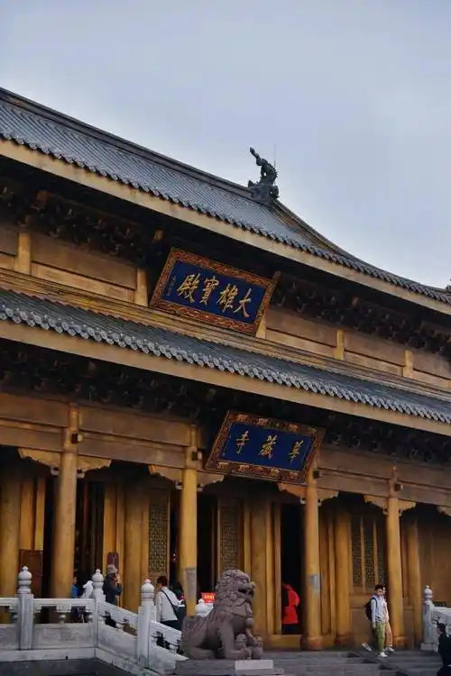 峨眉山的这些寺庙值得一去_洪椿坪_心所_寺前