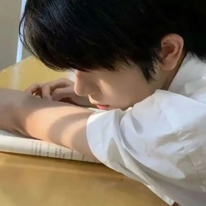 男生头像:简单又干净的帅气男头