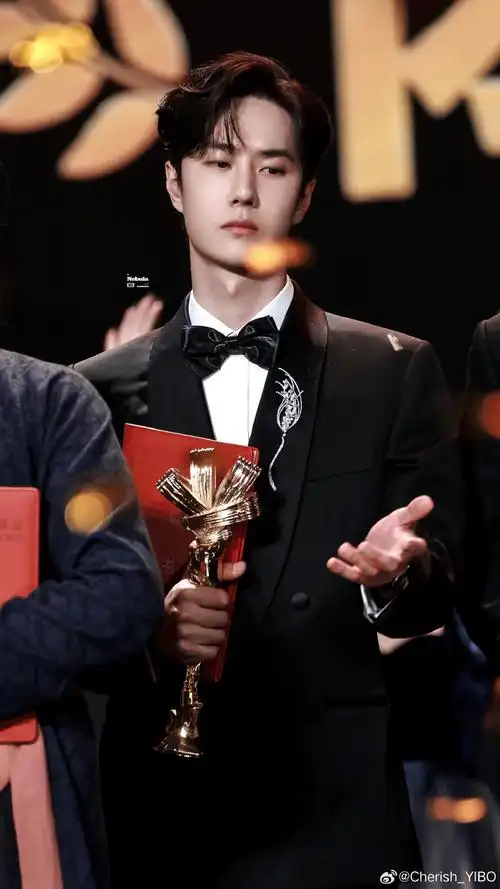 上戏教授谈王一博获金鸡提名# ‖#青年演员王一博# 

鹰击长空岁窜鬃