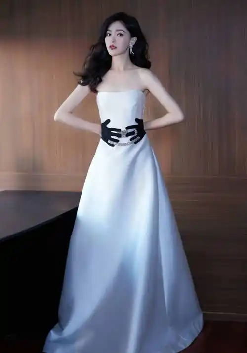 唐嫣奔四了还这么美,穿白色"黑手腰带"裙个性十足,气质是关键_造型