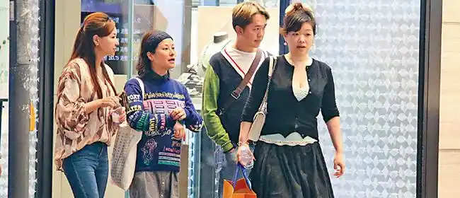 港星邓兆尊带3个老婆扫货 关系融洽