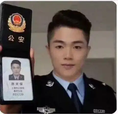 颜值逆天的警官向你出示了超帅的警官证,网友却笑哭了.